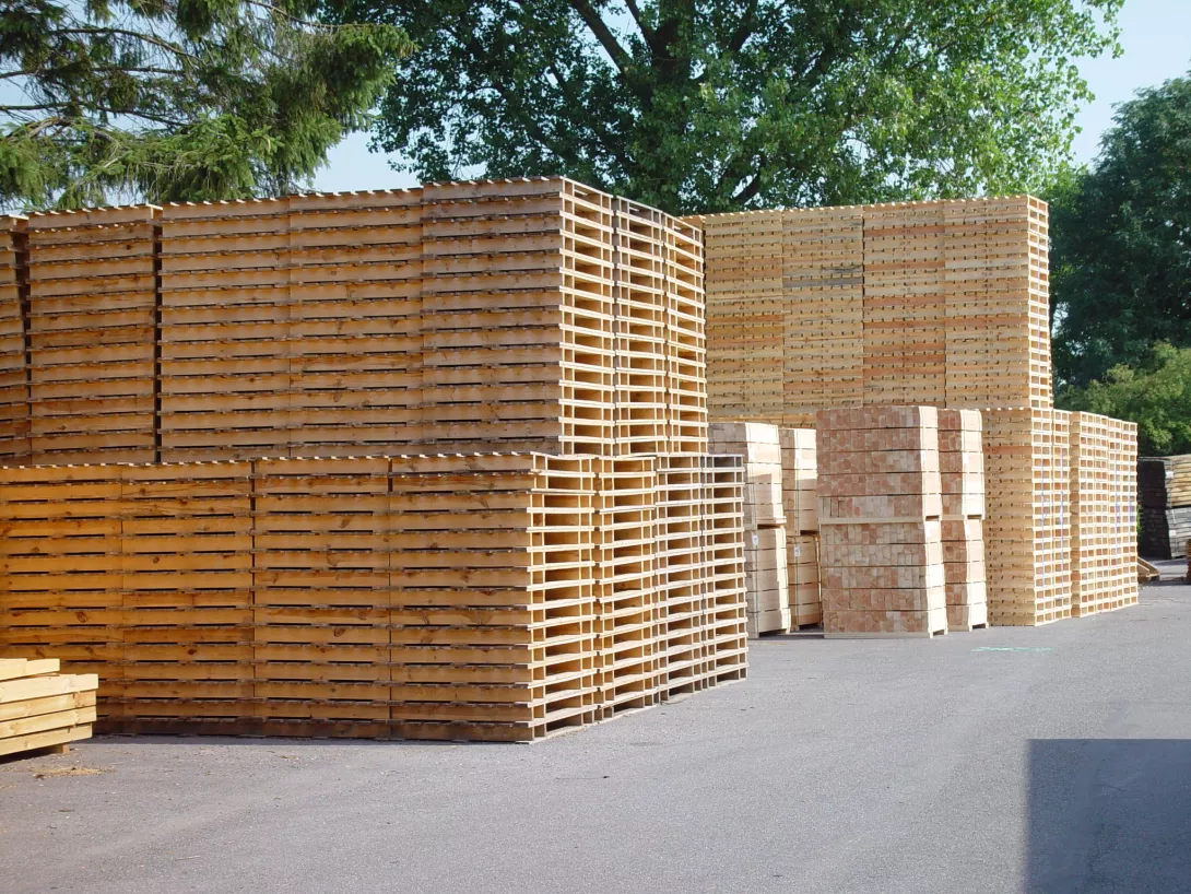 Palettes en bois stock permanent